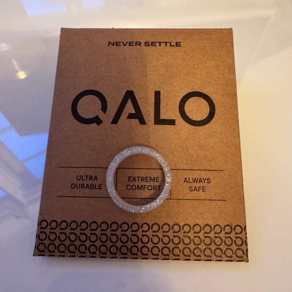 NEW! Women's QALO Silicone White/Clear Glitter Ring Band, Size 6 - Picture 4 of 4